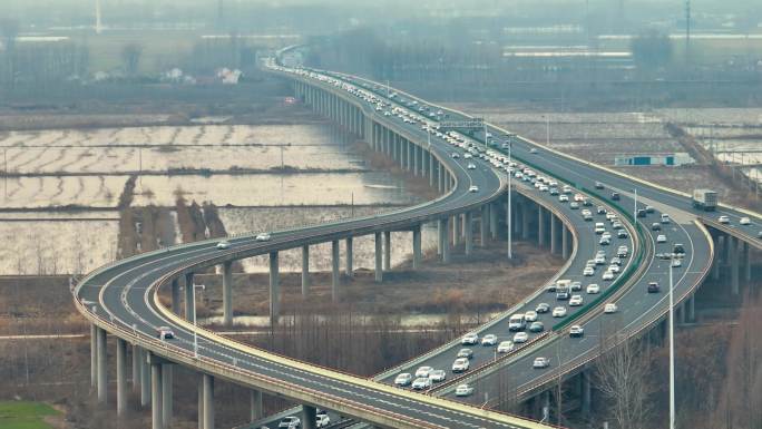 高速公路迎春运返程高峰