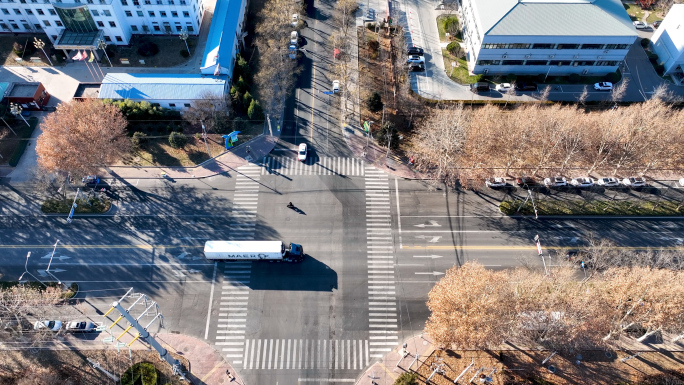 航拍行驶中的货车