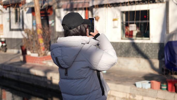 济南曲水亭街 用手机拍照的游客