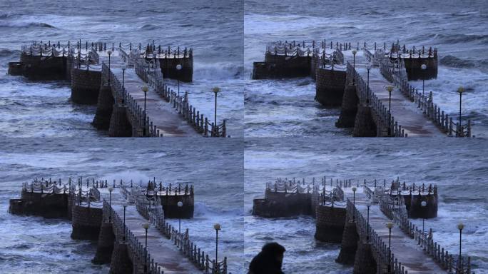 冬季大风大浪中的威海金海湾栈桥