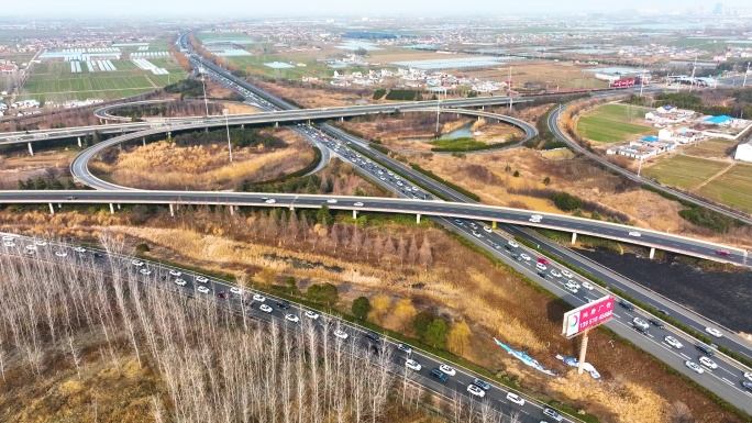 高速公路迎春运返程高峰