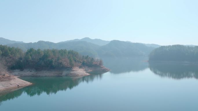 水库唯美湖面湖边农家乐小镇全景航拍