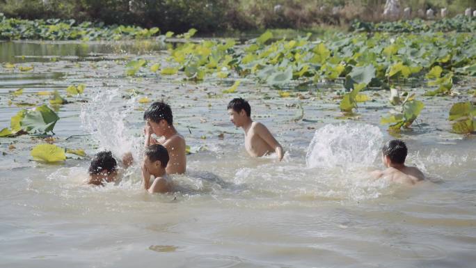 4k童年生活  孩子水中玩耍