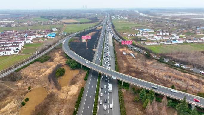 高速公路迎春运返程高峰