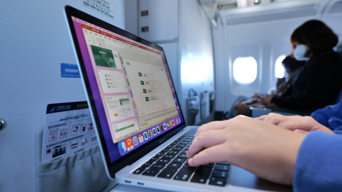 飞机用电脑办公旅客乘客飞机上使用笔记本