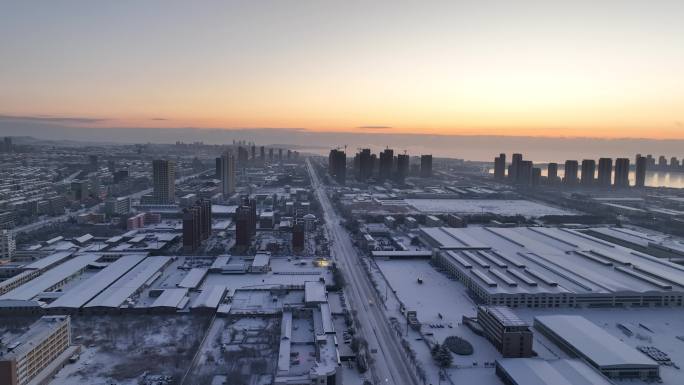 航拍冬季雪后黎明时分的山东省荣成市