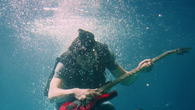 男人在水下弹吉他
