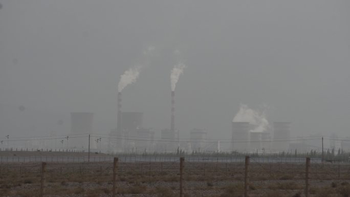 戈壁滩上的工厂排放 大气污染 末日