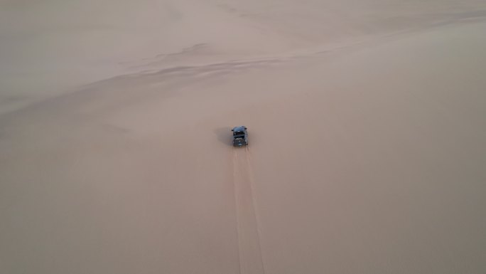 皮卡车激情冲沙 沙漠 航拍