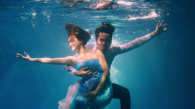 情侣在水下拍摄婚纱照