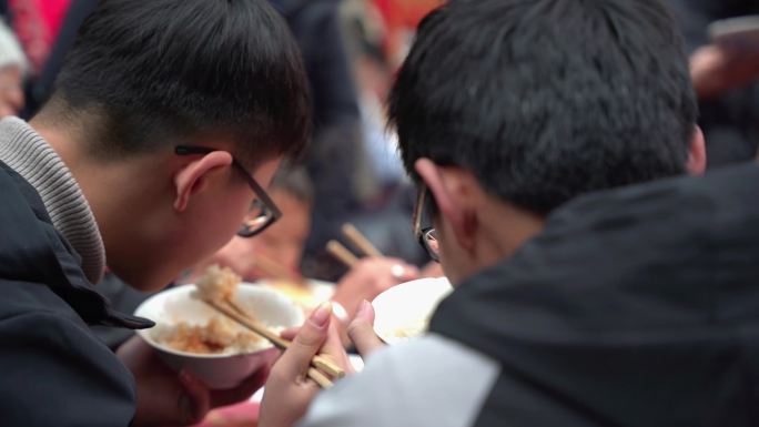 农村酒席上吃饭很香的孩子们