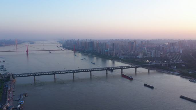 航拍武汉长江大桥日转夜