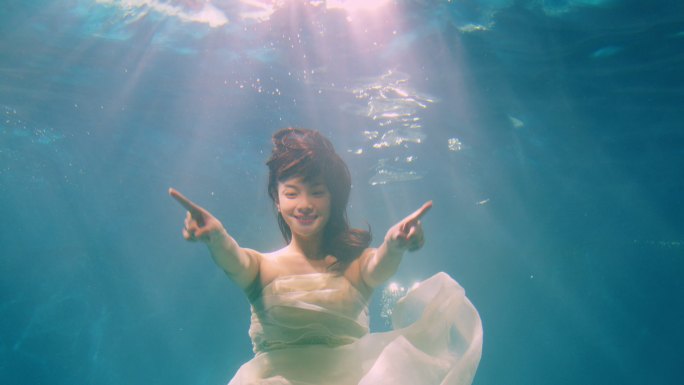 美女在水下拍摄婚纱照