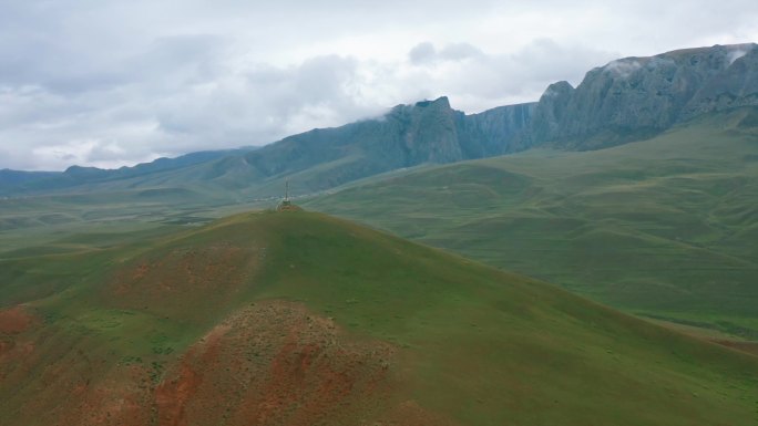 阴天山草地航拍云白石崖