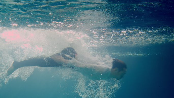 水下拍摄男人落入水中