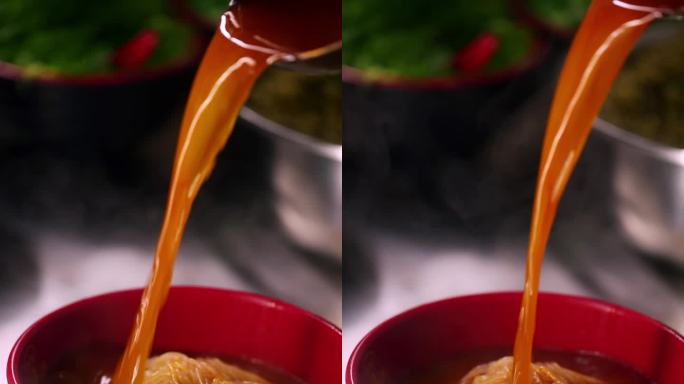 竖屏螺蛳粉美食淋汤汁