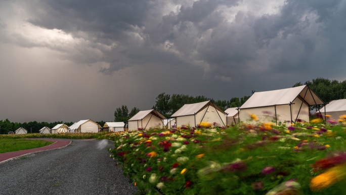 延时拍摄夏季雷雨天气中的露营野营帐篷营地
