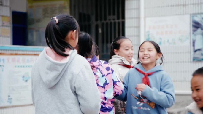 乡村小学课间做游戏的学生