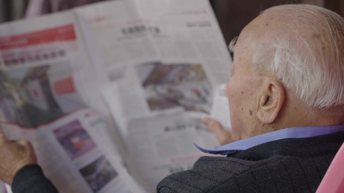 老爷爷读报纸人文时事老人看报纸
