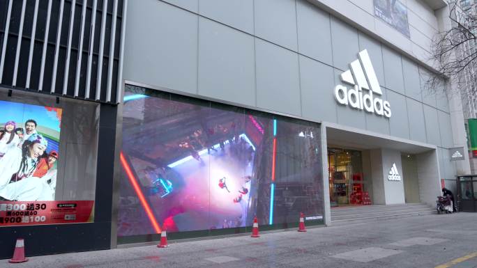 adidas门头下雪