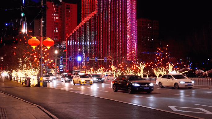 城市过年氛围街道红灯笼迎新年夜景春节车流