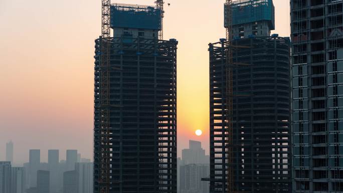城市日出高层建筑工地红太阳升起延时