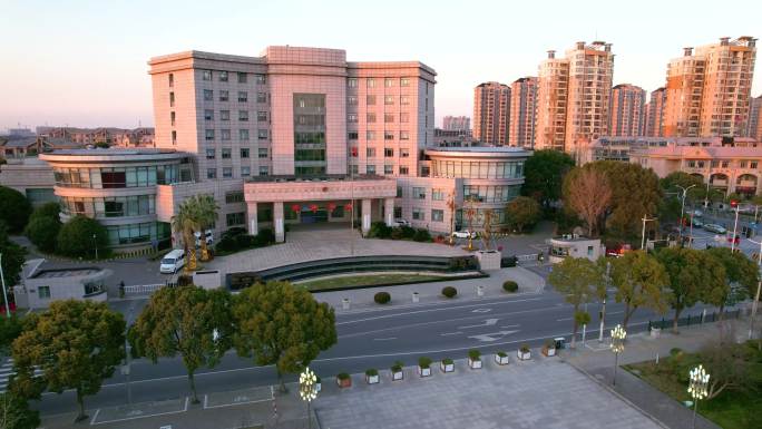 4K夕阳下航拍上海新场镇人民政府大楼