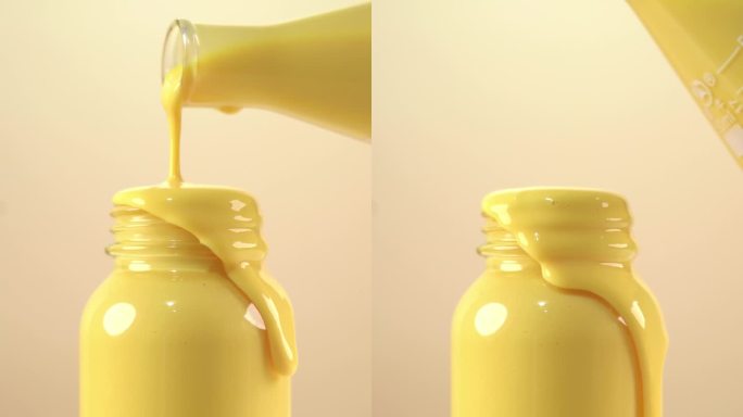 黄色液体从瓶口溢出