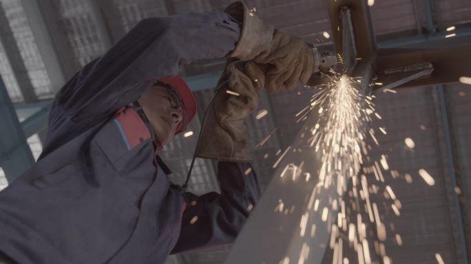 切割金属火花喷射工厂工人工业