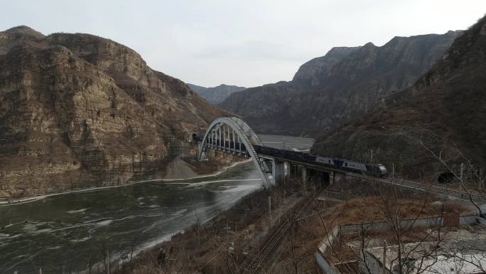 丰沙铁路 大桥 火车通过 珍珠湖