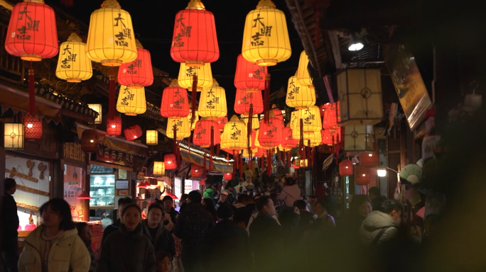 节日夜市人来人往