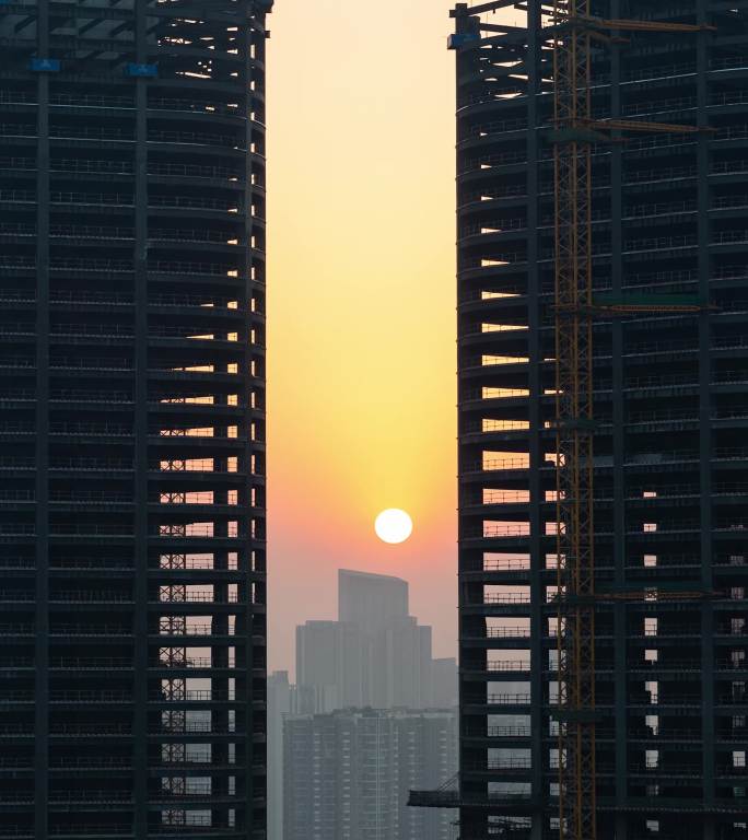 城市日出建筑工地红太阳升起竖版竖屏延时