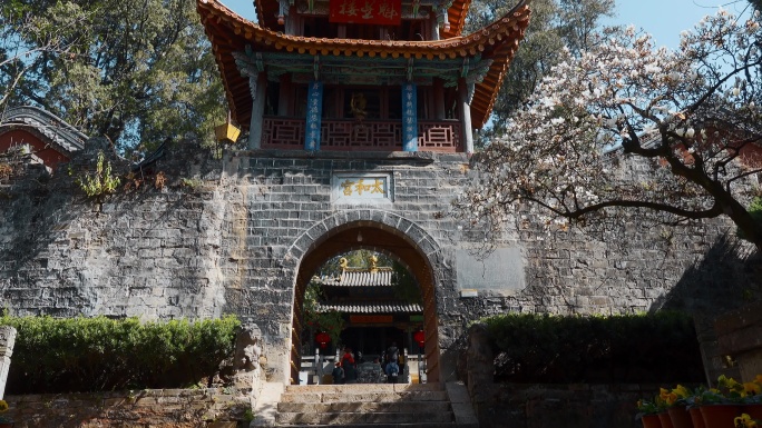 云南旅游景点昆明金殿太和宫城墙入口