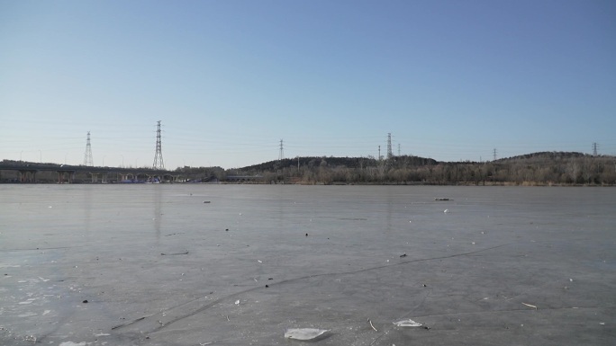 冬天结冰的河面