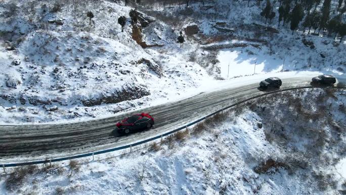 航拍雪山公路婚礼车队运输爬坡素材