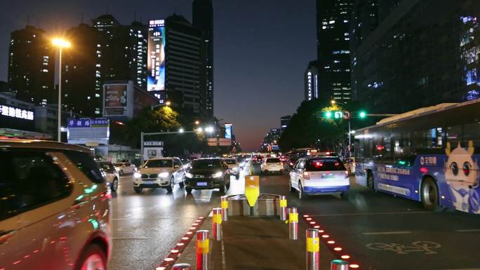 城市夜晚斑马线红绿灯人行道