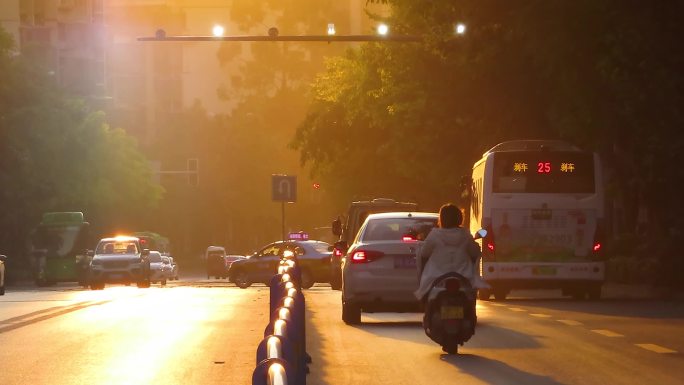 金色唯美上班下班路上夕阳余晖逆光街道大街