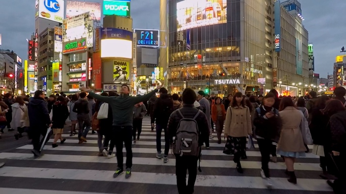 日本东京涉谷路口人流穿梭