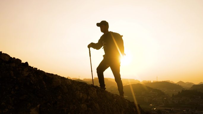 登山行者背包客探险家日落黄昏登山人物剪影