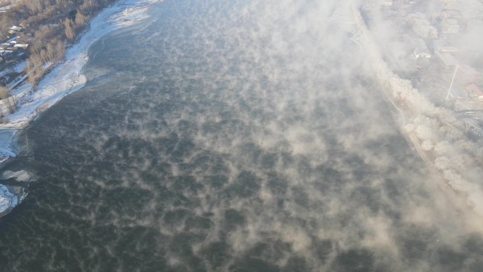 浓雾散去后的松花江
