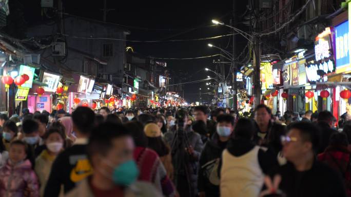 夜晚老街道美食街拥挤人群步行街商业街游客