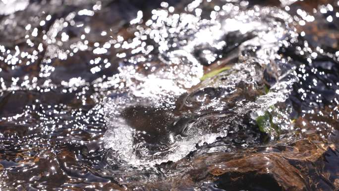 冬天春天小溪水阳光水波水花冰冻融化山泉水
