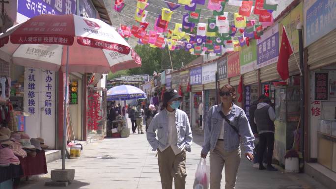 山南市 人来人往 街上车流 山南市中心