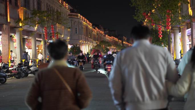 夜晚街道步行街行人电动车旅游景区老街骑楼