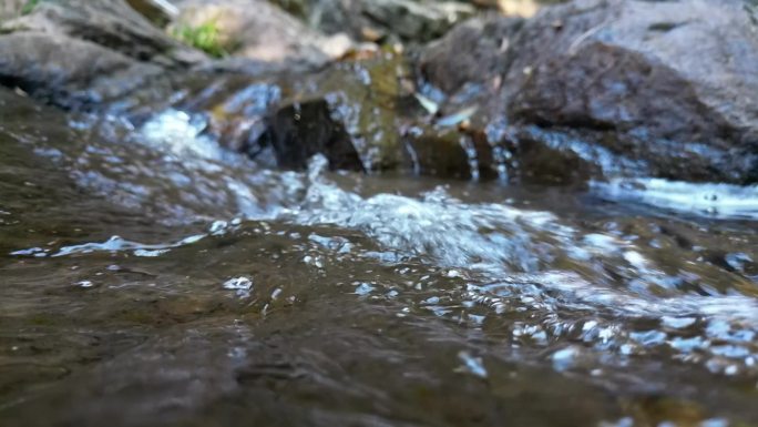 泉水叮咚溪流山谷