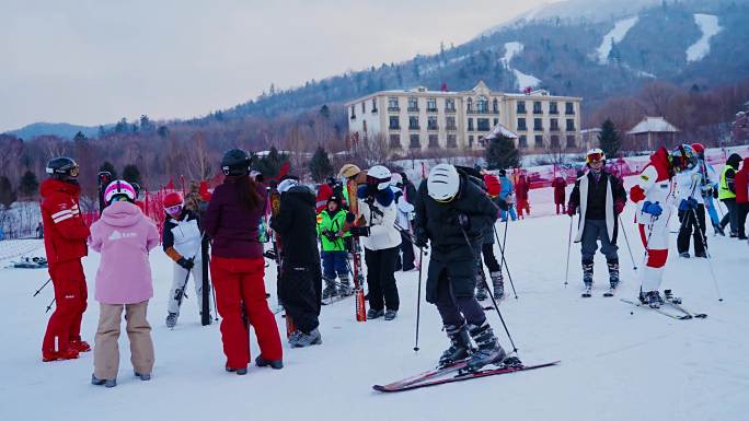 滑雪场滑雪初学爱好者初级小孩游玩