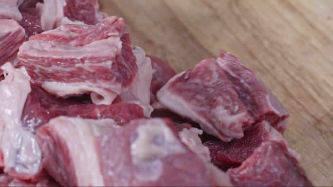 4K视频-切牛肉肉块肉丁微距特写