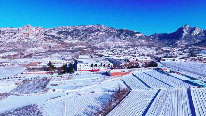 4K航拍山东招远雪后矿山村庄