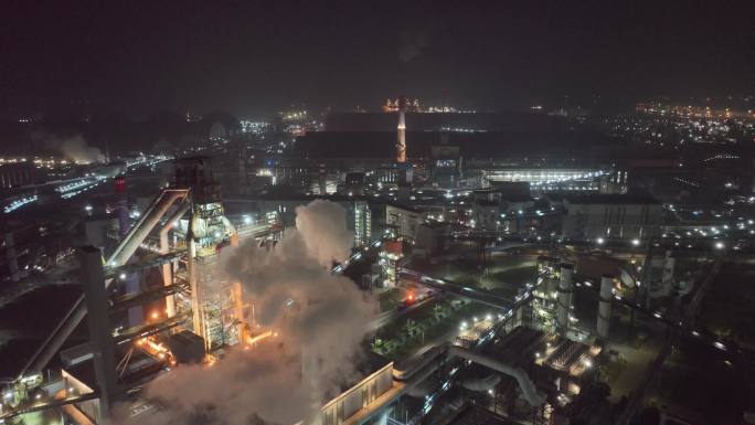 宝钢集团炼钢厂夜晚钢铁厂废气排放