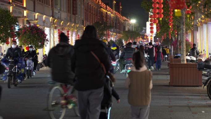 夜晚街道步行街行人电动车旅游景区老街骑楼